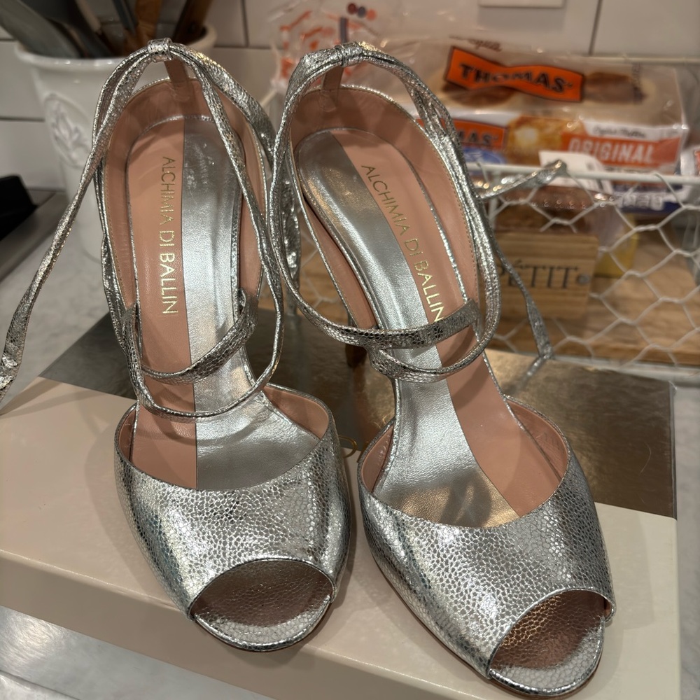 Women’s size 39.5 Alchimia di Ballin Silver strappy & lace up Heels